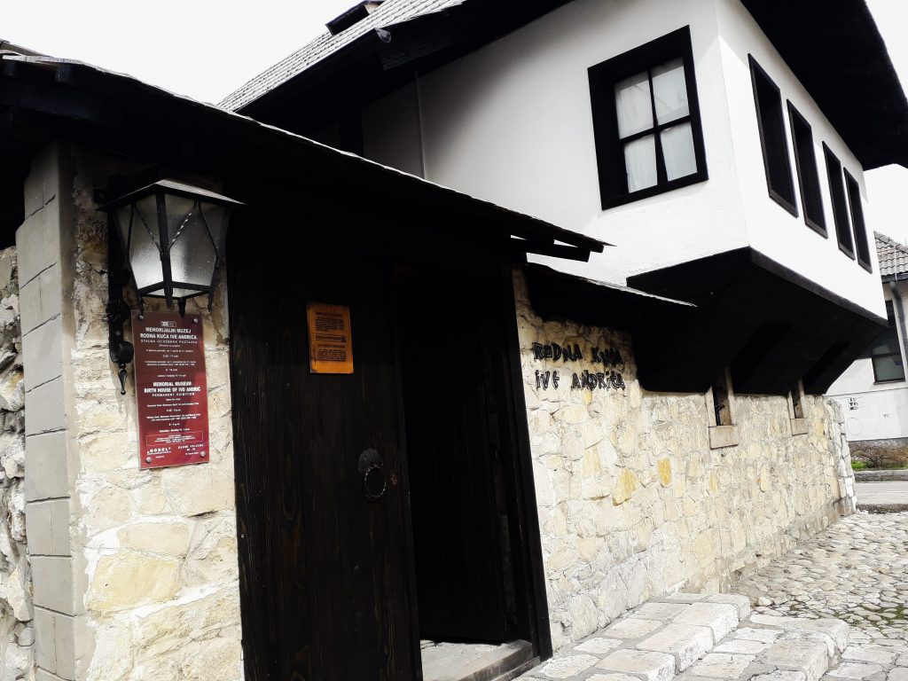 Studenti u Spomenskom pohodu kroz rodni grad književnog nobelovca